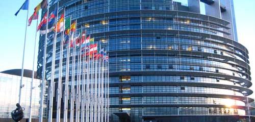 Το Ευρ. Κοινοβούλιο ζητά δεσμευτικούς κανόνες για κοινό φορτιστή μέχρι το καλοκαίρι